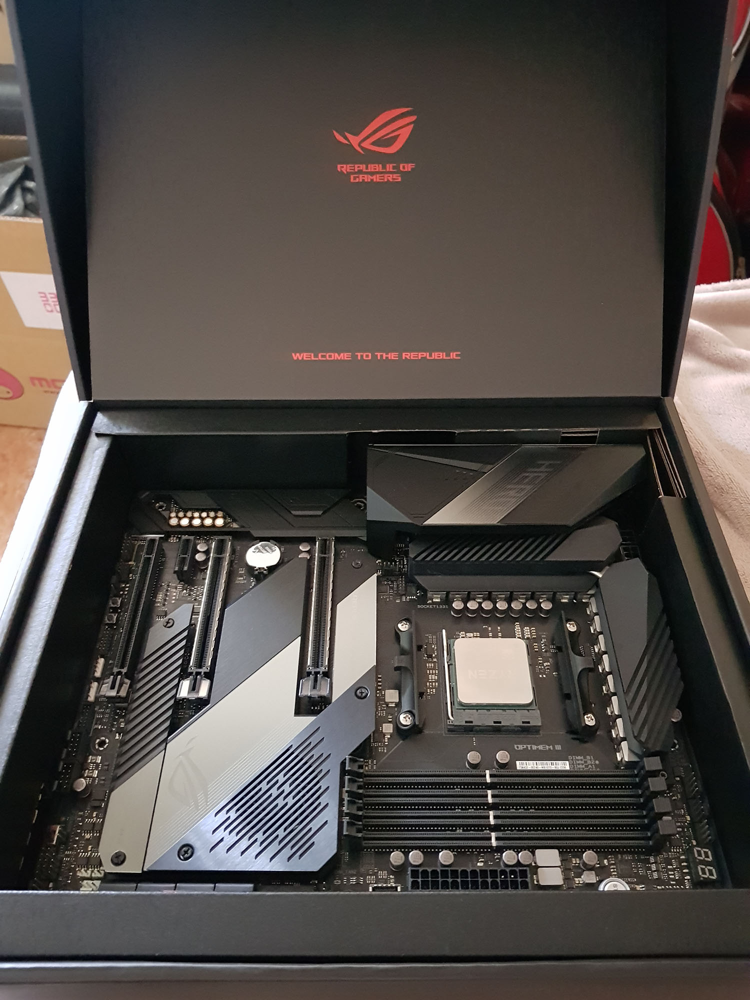 Asus Crosshair VIII Hero-2.jpg