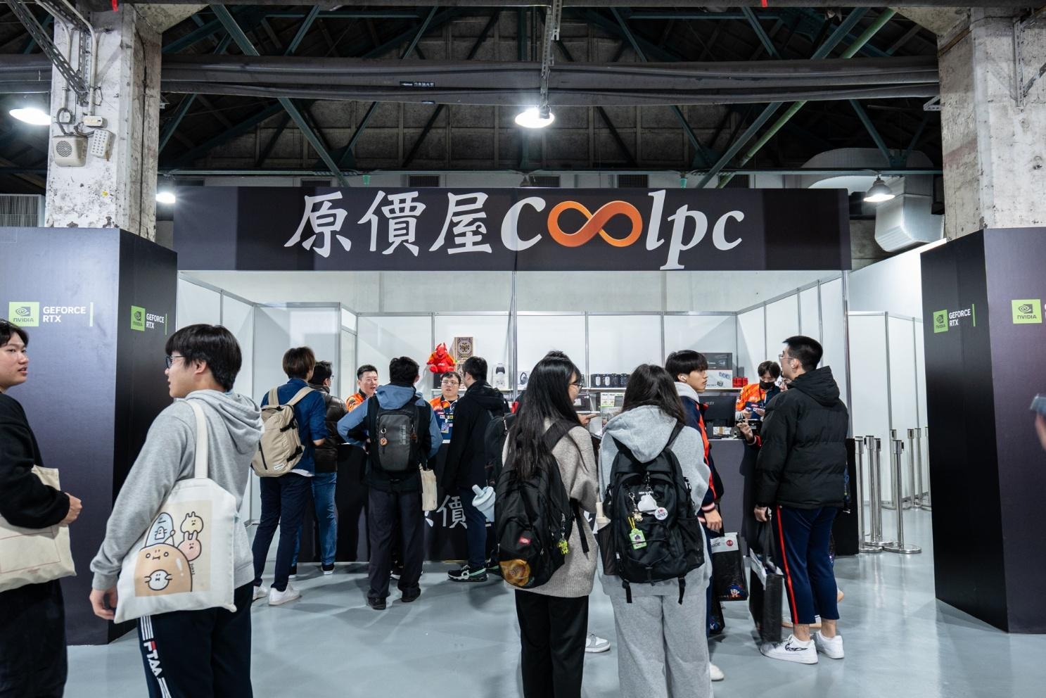 A group of people standing in a roomAI-generated content may be incorrect.