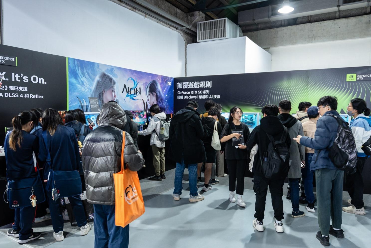 A group of people standing in a roomAI-generated content may be incorrect.