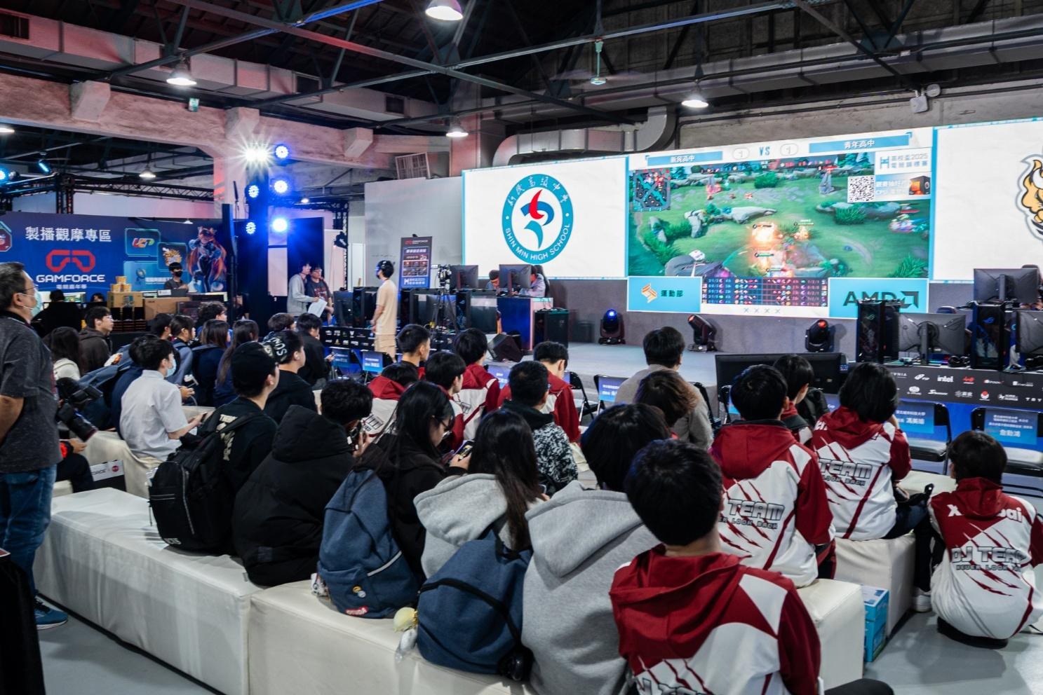 A group of people sitting in a roomAI-generated content may be incorrect.